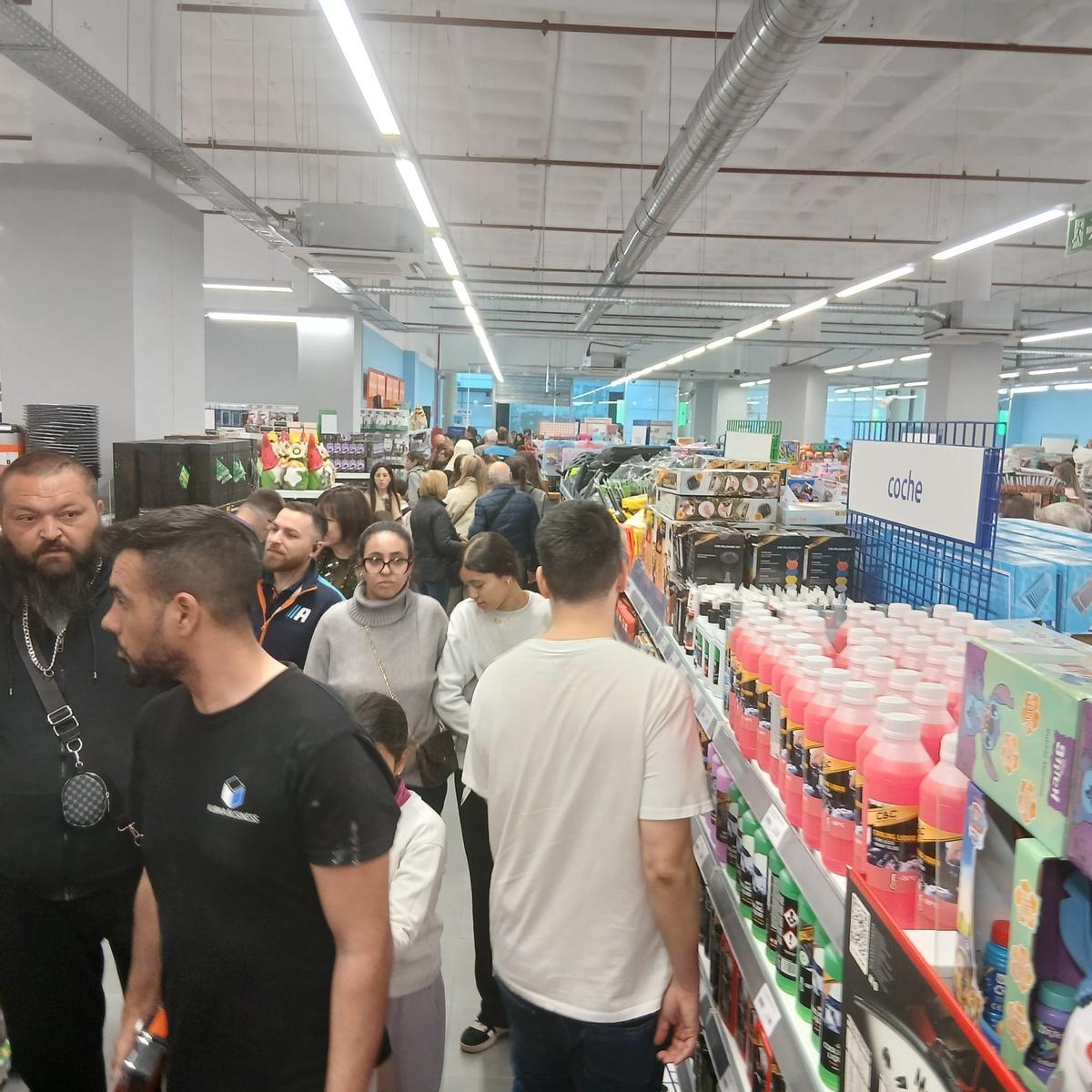 La nueva tienda de Action en Alicante, abarrotada el día de su inauguración.