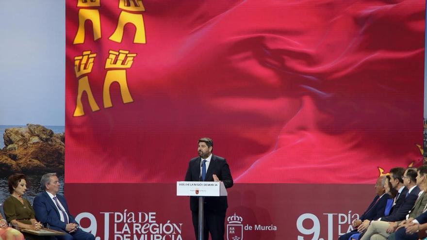López Miras evoca a Ballesta y a León XIV en un 9J en el que