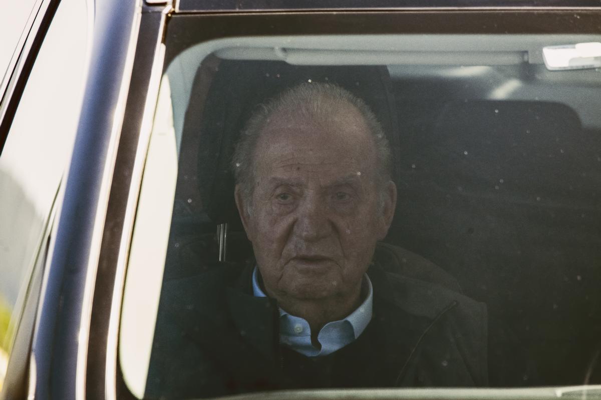 El rey Juan Carlos I, a su llegada al aeropuerto de Vigo
