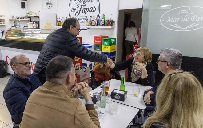 Saludos previos y posterior rifirrafe entre Franco y Barceló antes de la Ejecutiva local del PSOE en Alicante