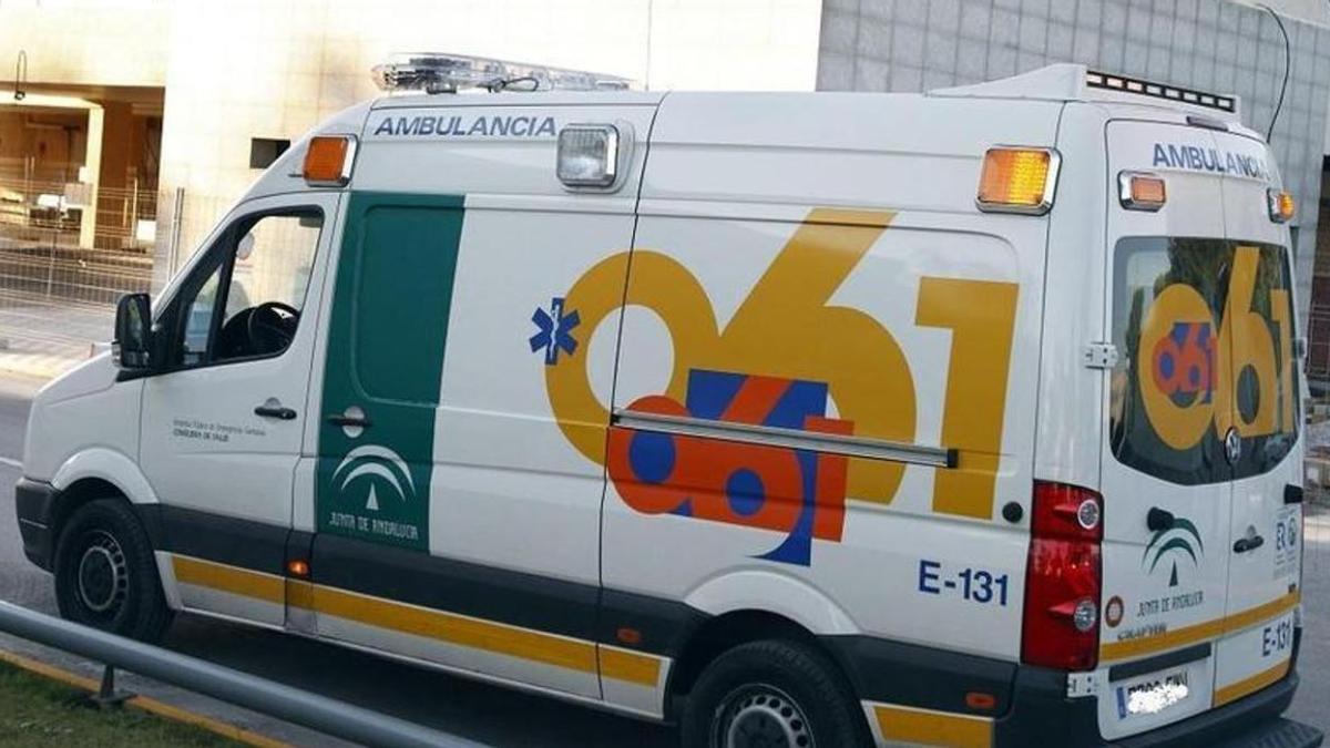 Ambulancia del servicio de Emergencia 061, que acudió al lugar del atropello de un ciclista en Estepona.