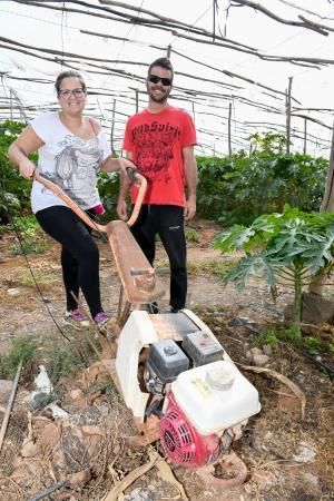 Dos jóvenes agricultores que cultivan, procesan y