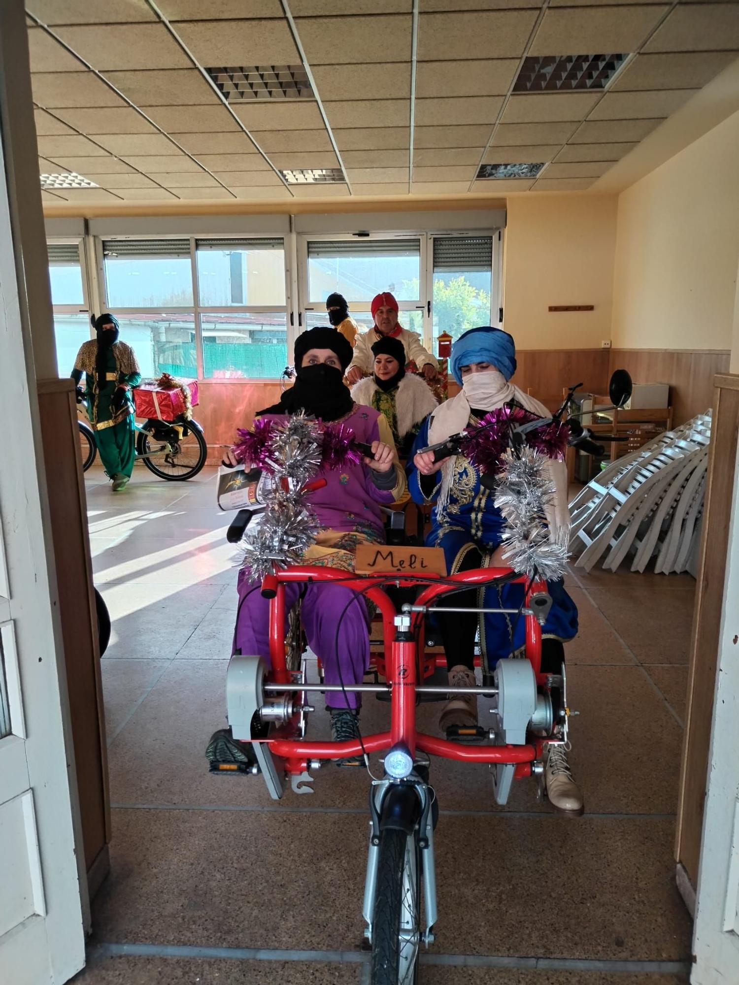 El Príncipe Aliatar dispara la ilusión en los barrios de Gijón (en imágenes)