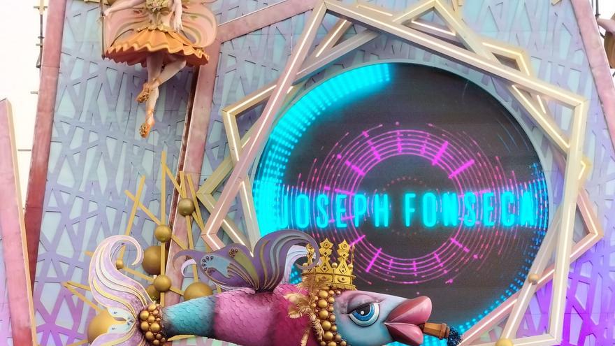Miles de mascaritas despiden a la sardina de Los Carnavales del Mundo
