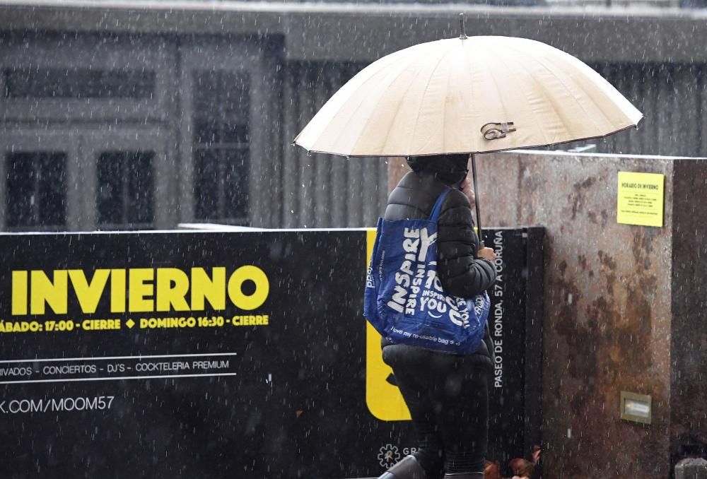 A Coruña despliega paraguas para recibir la lluvia