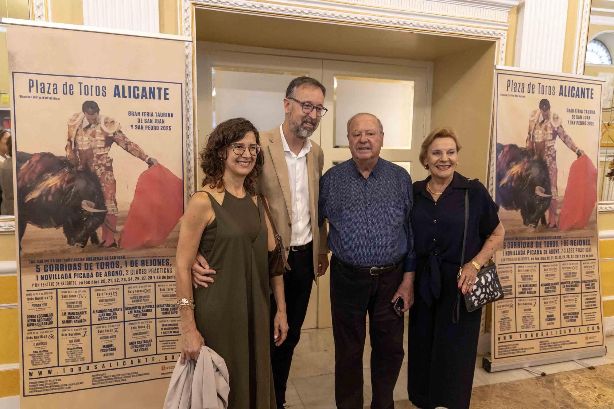 Manuel Escribano pronuncia el pregón de apertura de la Feria de Hogueras en el Teatro Principal de Alicante