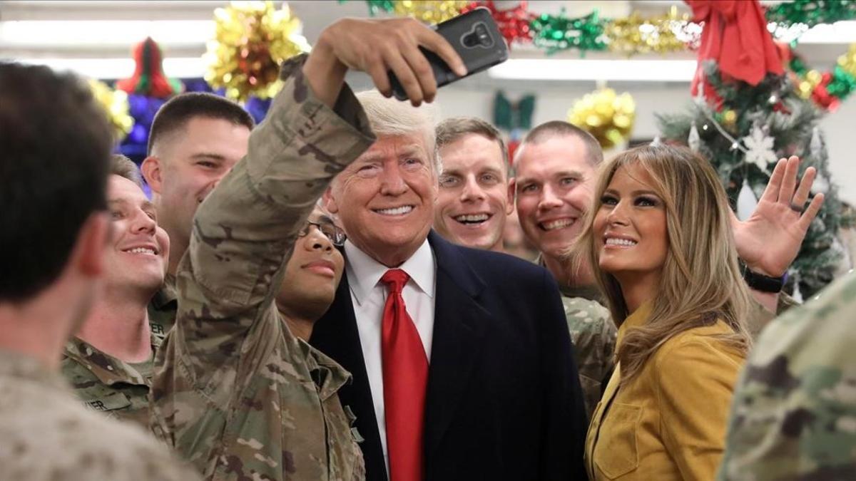 Donald y Melania Trump se hacen un selfi con militares en la base estadounidense de la ciudad iraquí de Al Asad.