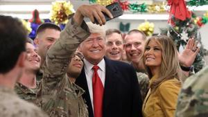 Donald y Melania Trump se hacen un selfi con militares en la base estadounidense de la ciudad iraquí de Al Asad. 