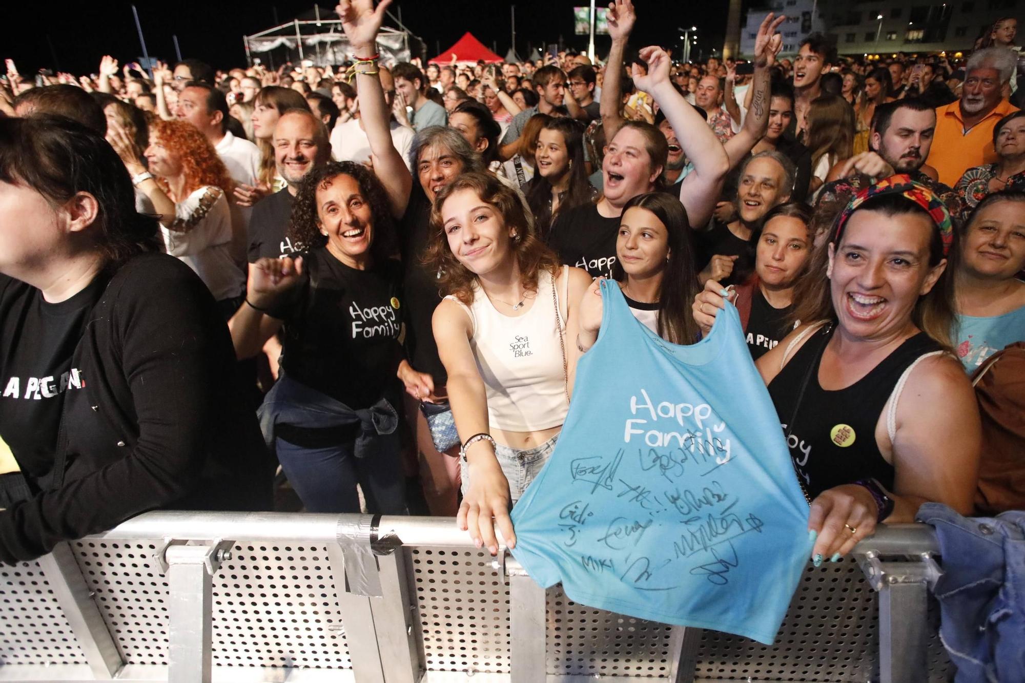 El concierto del grupo "La Pegatina" en la playa de Poniente de Gijón