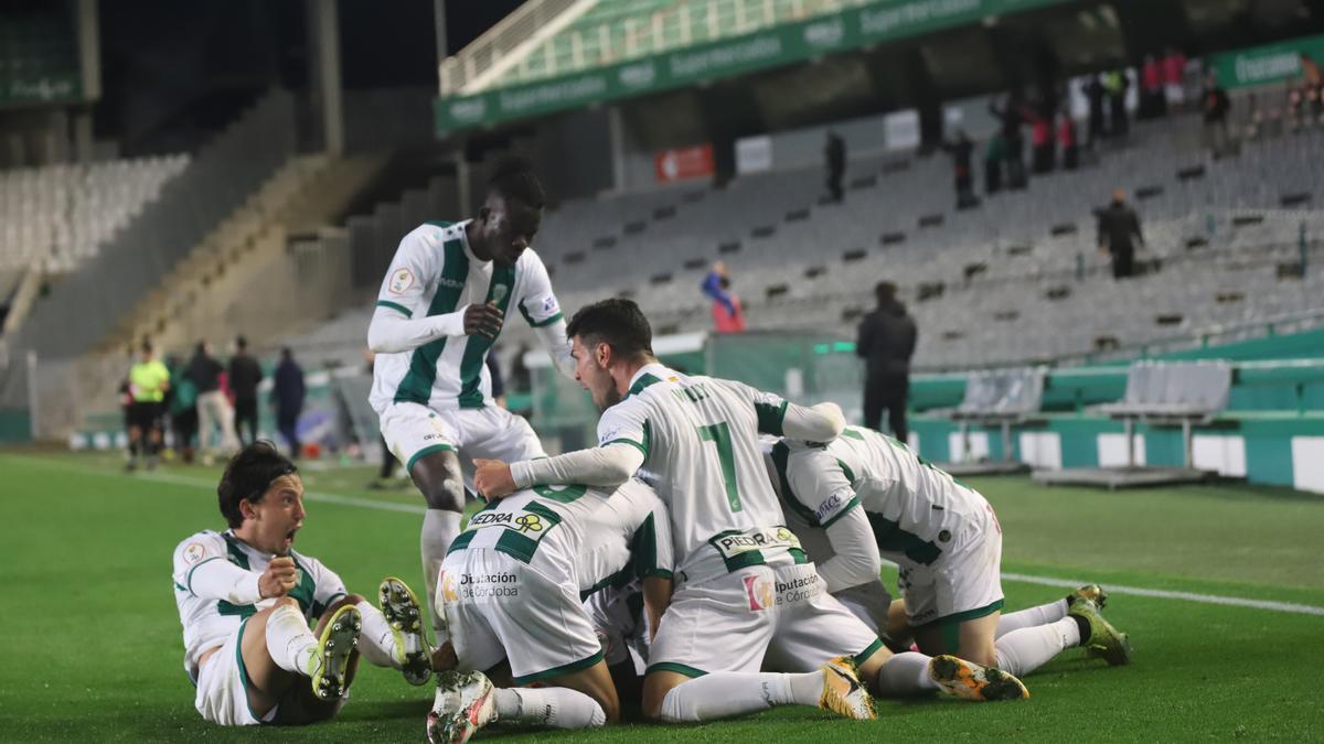 Los jugadores del Córdoba CF celebran el gol de Luismi ante el Linares en 2021.