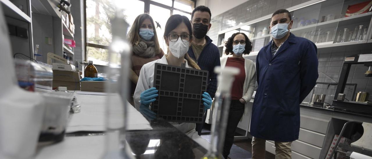 En primer término, Laura del Carmen García, sosteniendo el fieltro de carbono y el colector de corriente para la batería de flujo redox de vanadio, y detrás Clara Blanco, Ricardo Santamaría, Zoraida González y Alejandro Concheso.