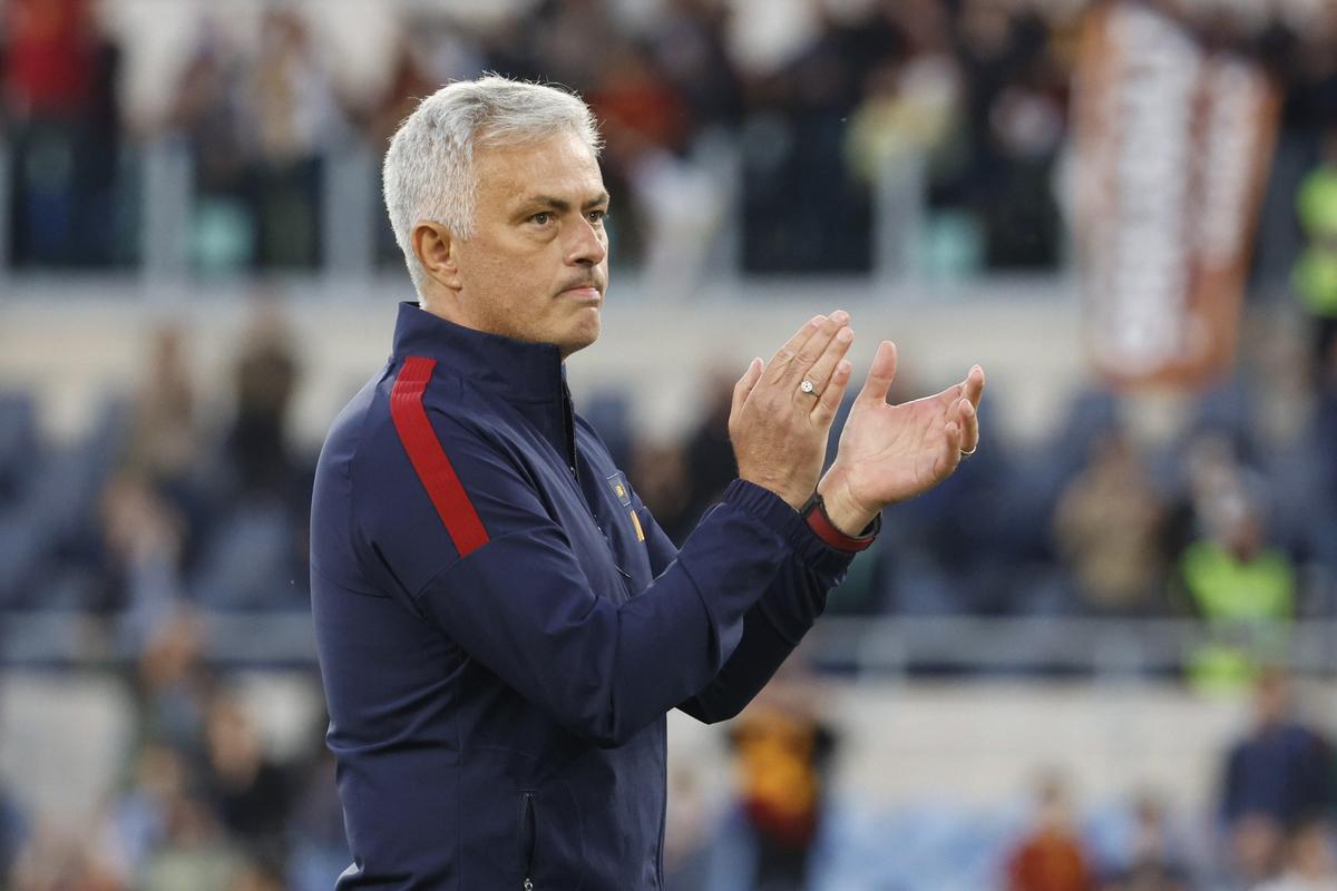 José Mourinho aplaude una acción de la Roma contra el Inter de Milán