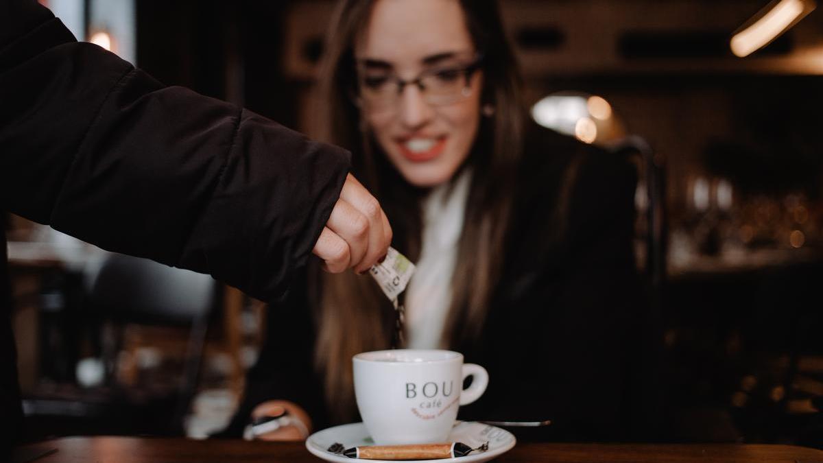 La asistente personal de María Clares, Raquel, sirve azúcar en el café, en Lamucca del Carmen.