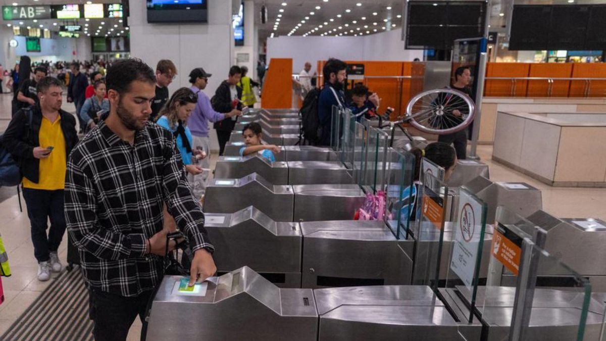 Usuarios de Rodalies en la estación de Sants