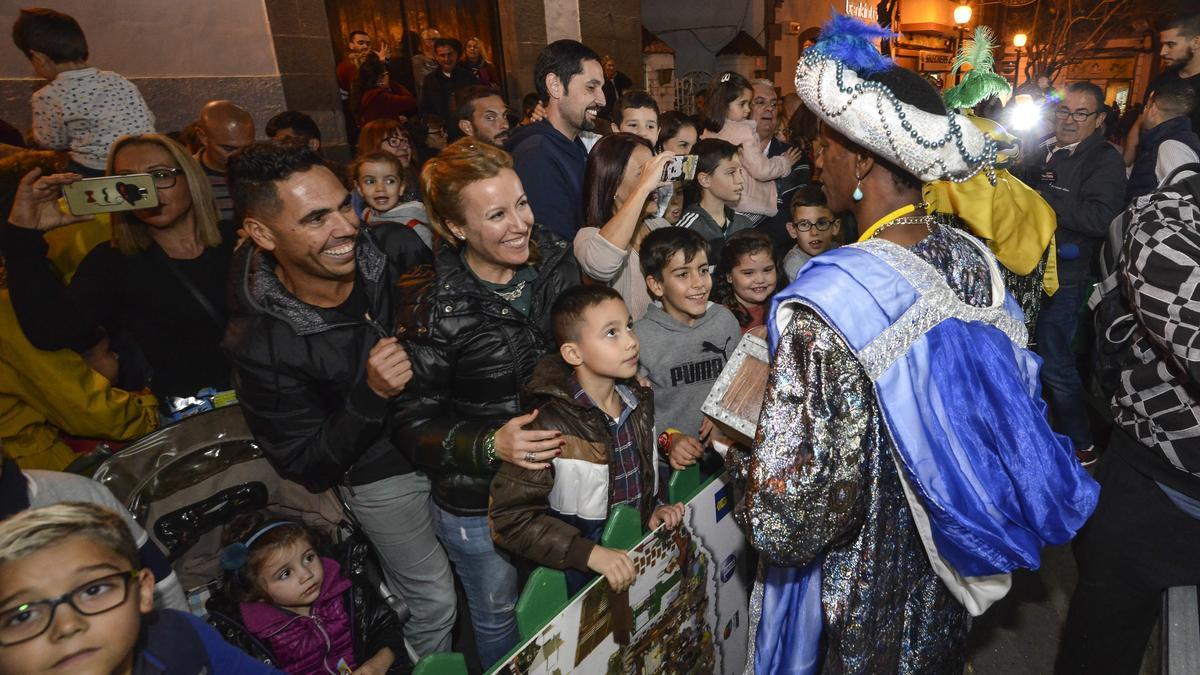 Los niños de Telde disfrutan de la cabalgata de los Reyes Magos celebrada en 2019 en las calles del municipio.