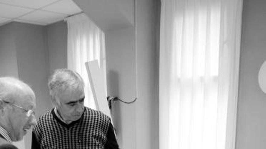 El gerente del hospital de Jarrio, Fernando Floriano, a la izquierda, observa el monitor de diagnóstico por imagen junto a José Ángel Pérez.