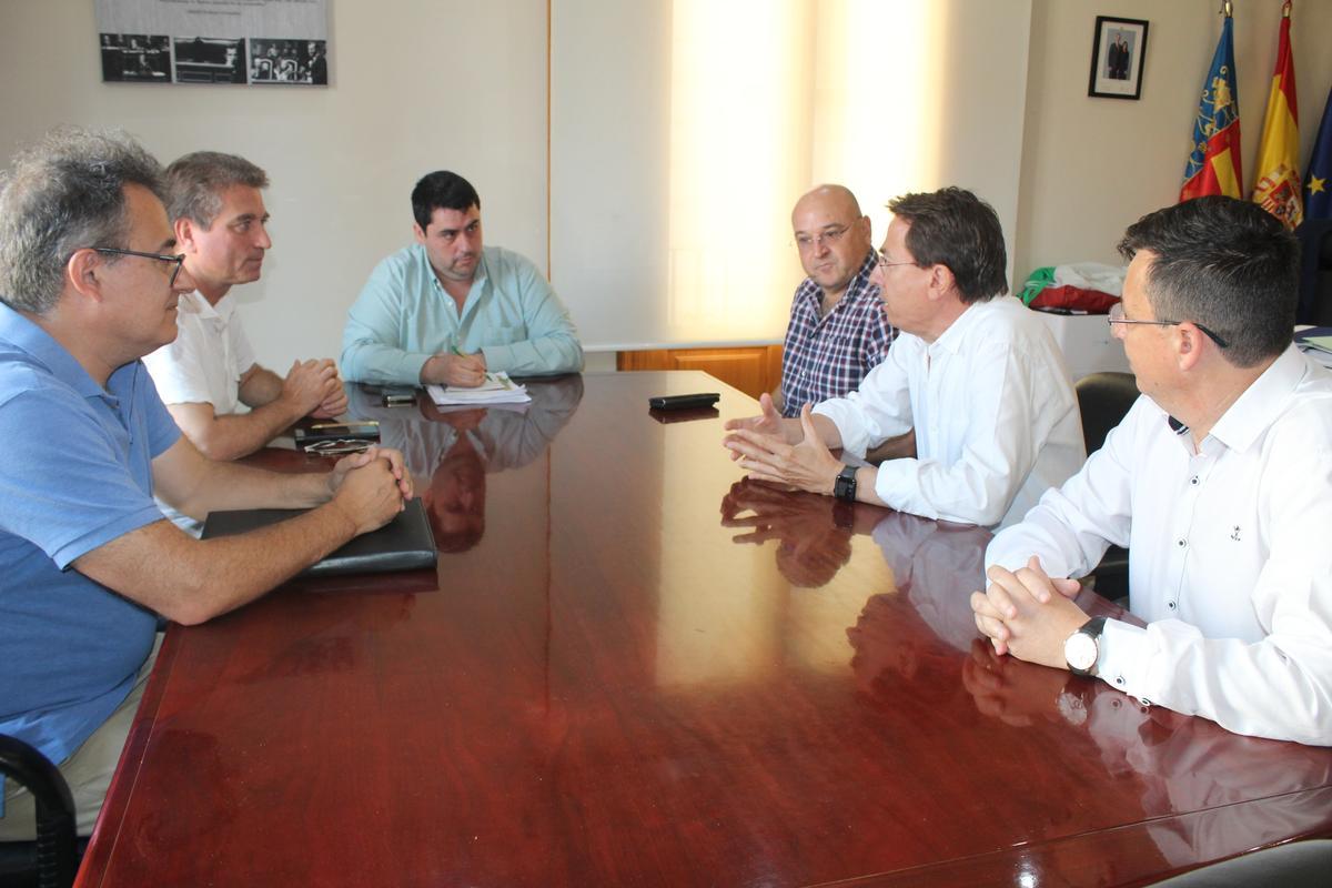 El alcalde de Nules, David García, y el concejal de Industria, César Estañol, se reunieron con representantes de STN.