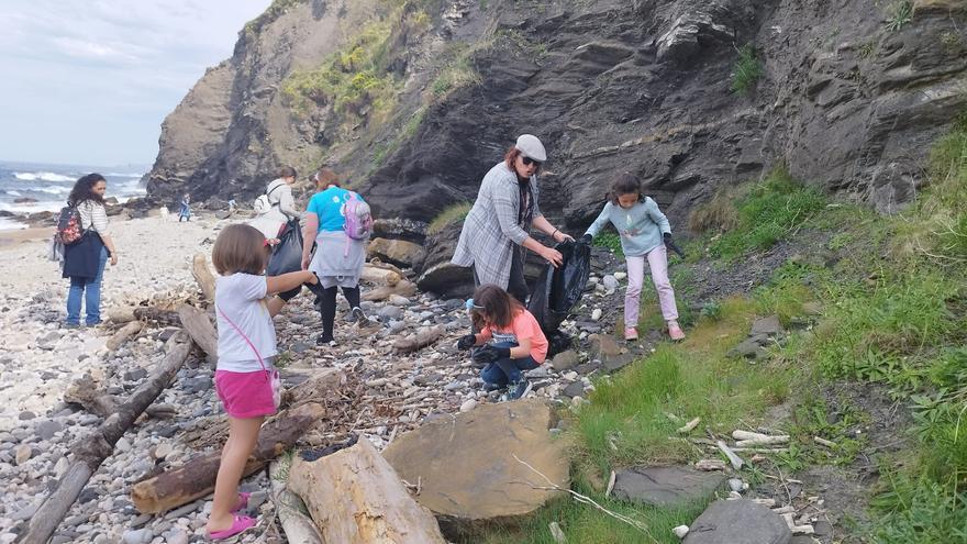 Medio centenar de niños participan en la limpieza de la playa de La Atalaya, en Ribadesella