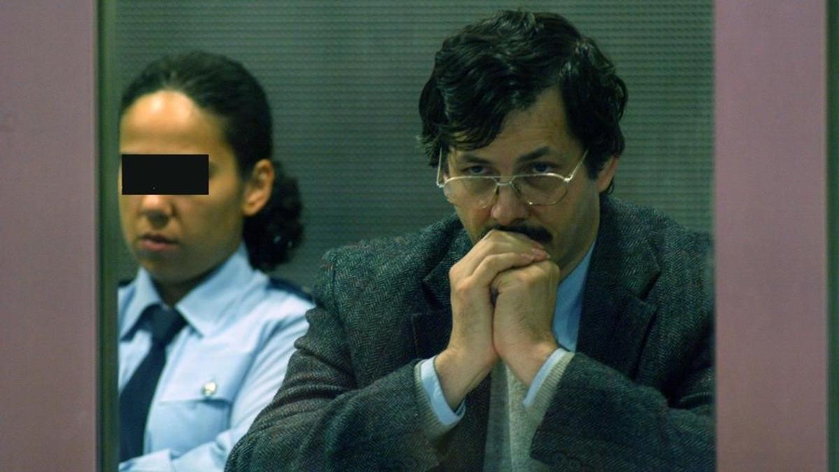 Dutroux (derecha), sentado en el tribunal de la ciudad belga de Arlon, en el último día de su juicio, el 22 de junio del 2004.