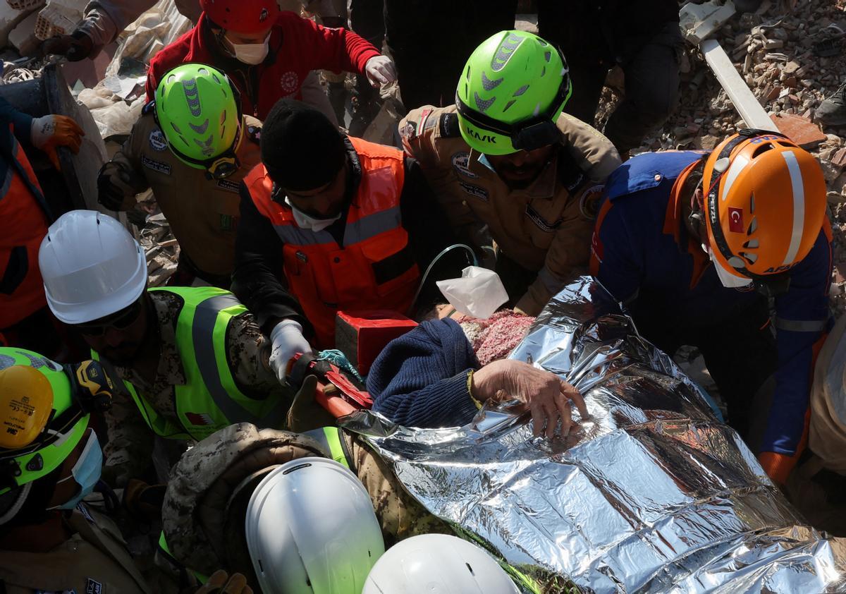 Saadet Sendag, una mujer turca que fue rescatada después de 177 horas, mientras continúa la búsqueda de supervivientes, después de un terremoto mortal en Hatay, Turquía, el 13 de febrero de 2023