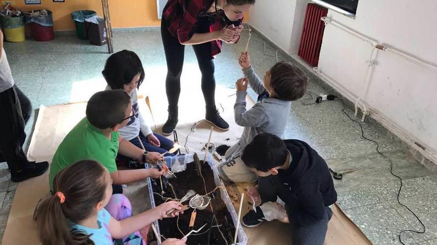 Los de los primeros ciclos, durante el taller creativo.