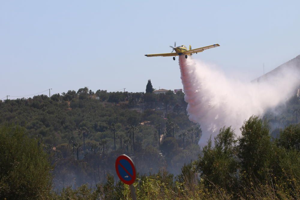 Un incendio en Torremolinos corta la A-7 y colapsa la MA-20