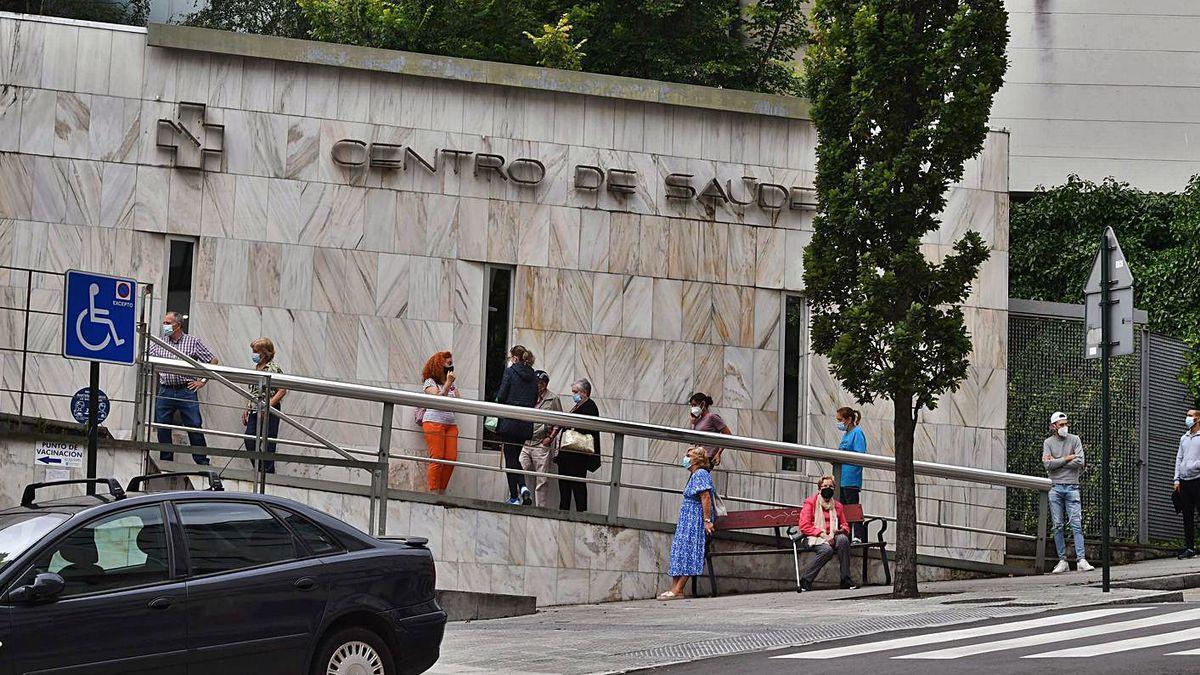 Ciudadanos hacen cola para acceder al centro de salud de O Castrillón.