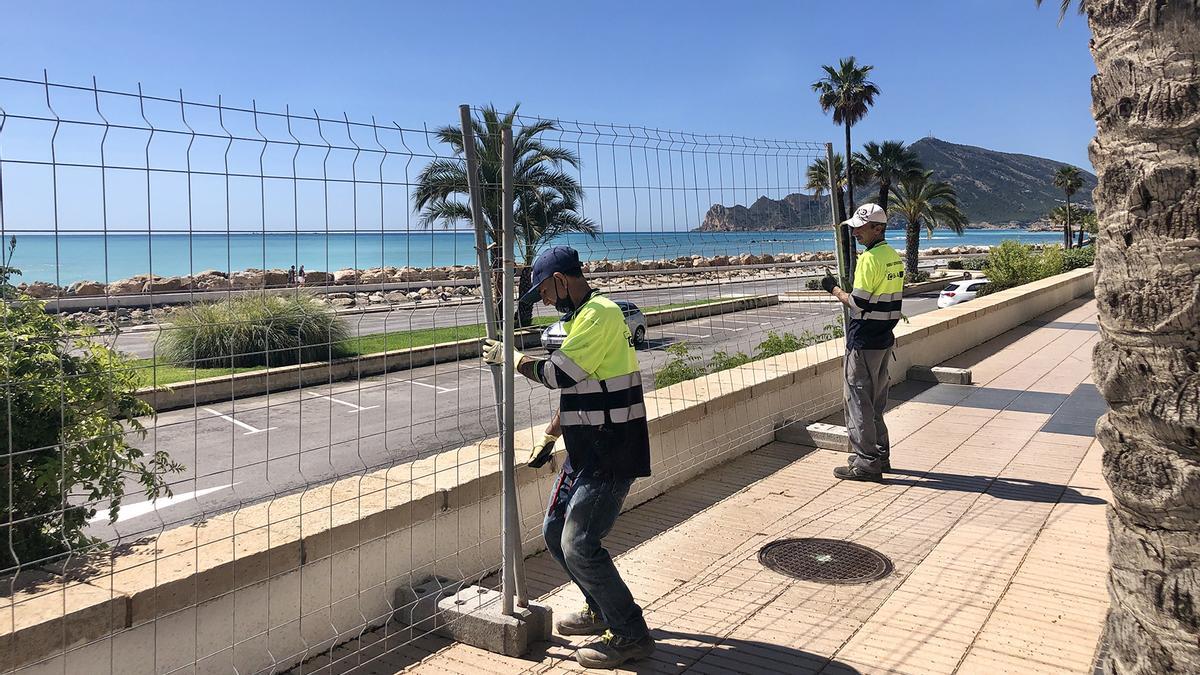 Operarios trabajan en las obras de Altea.