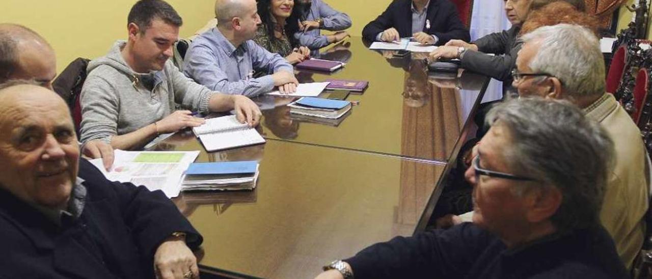 Belén Iglesias y el alcalde, Jesús Vázquez, en una reunión con la federación Limiar. // Iñaki Osorio