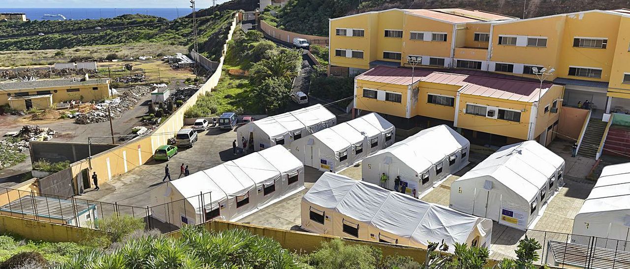 Inmigrantes en el antiguo colegio León, en El Lasso, en Las Palmas de Gran Canaria. | | ANDRÉS CRUZ