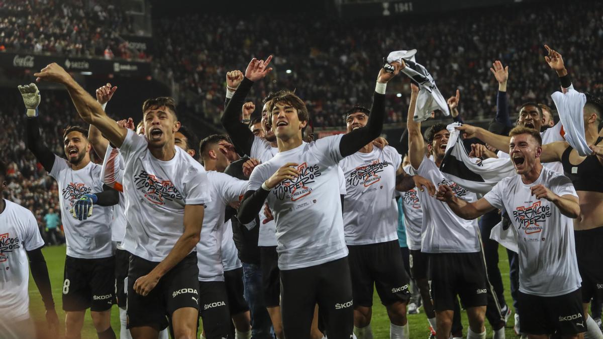 La celebración del Valencia a pie de césped tras la victoria