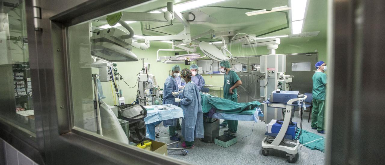 Un equipo quirúrgico, durante una operación en un hospital de la provincia