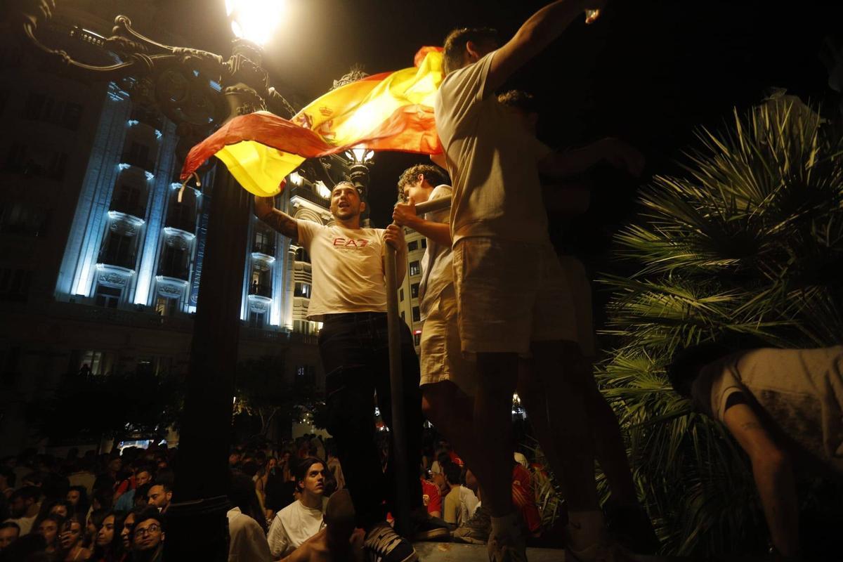 Aficionados españoles celebran la Eurocopa en València.