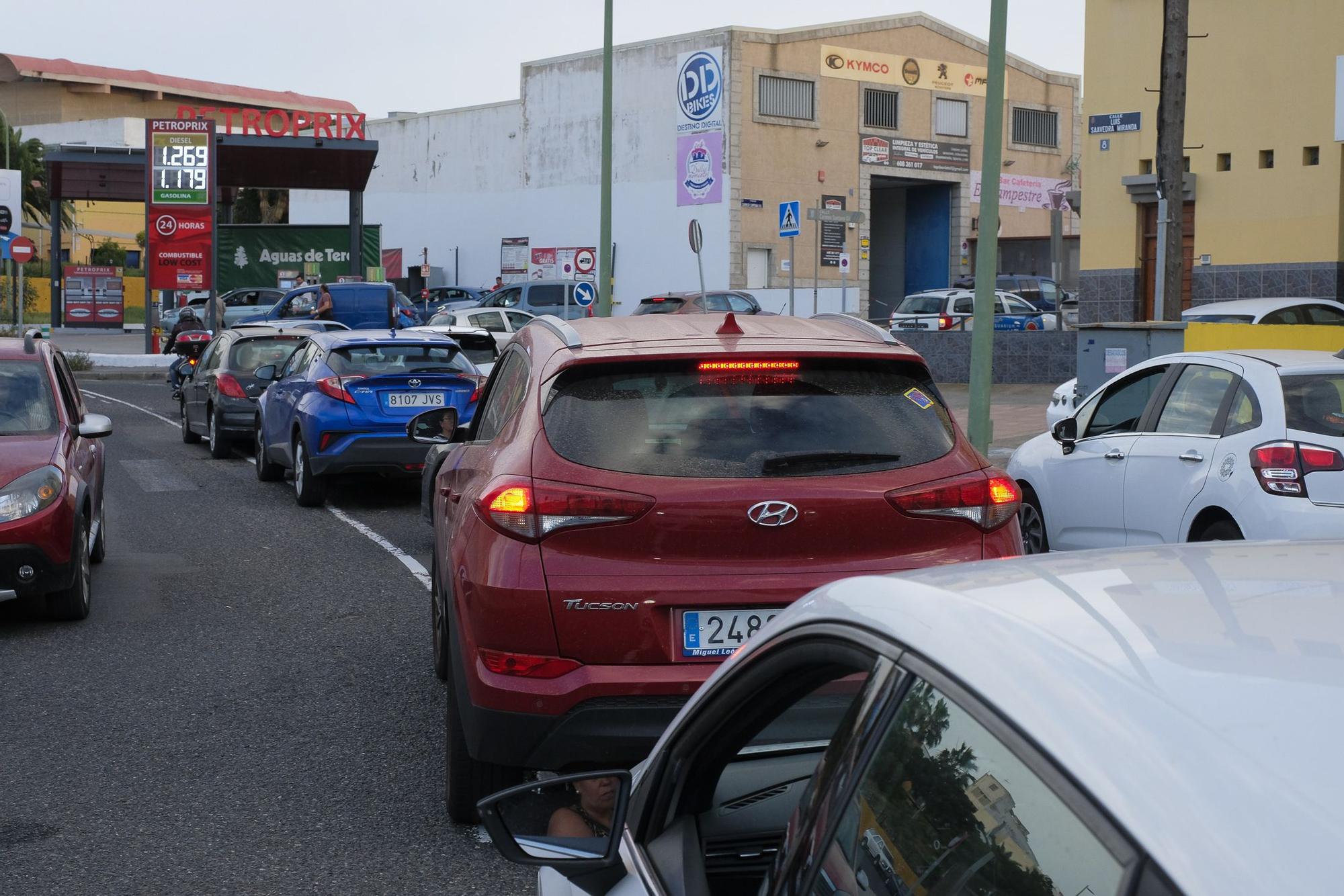 Colas en las gasolineras por el fin del descuento en la gasolina