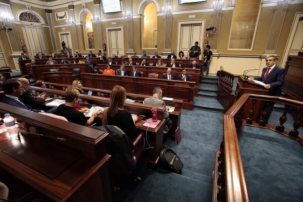 Pleno en el Parlamento de Canarias