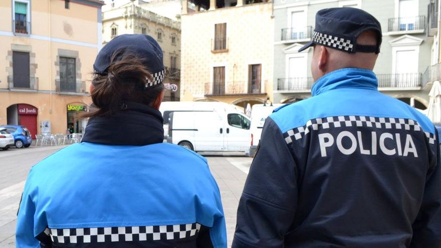 Dos agents de la policia local d&#039;Igualada.