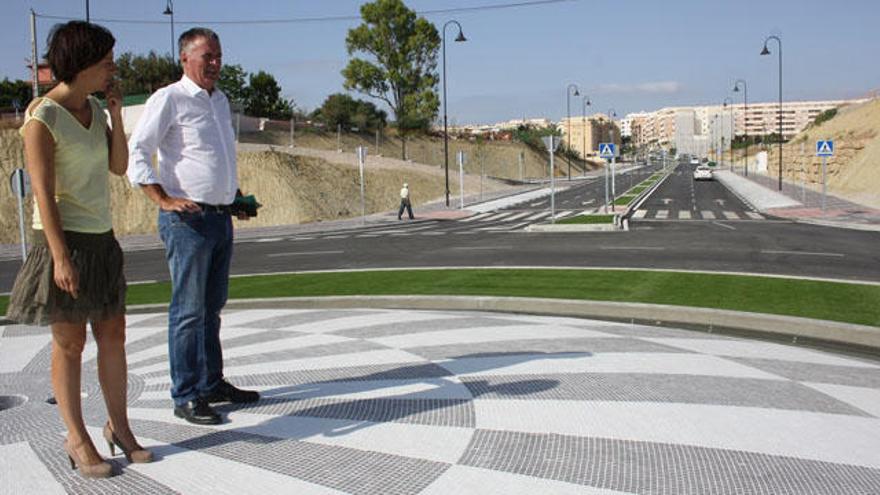 Ángel Nozal y Lourdes Burgos, visitando el vial.