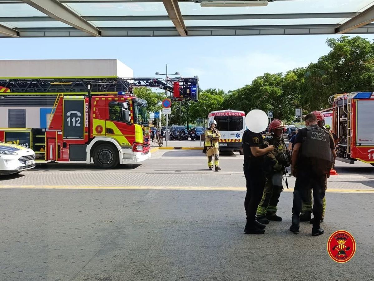 El fuego ha calcinado varias habitaciones del área de Psiquiatría en el Hospital La Fe