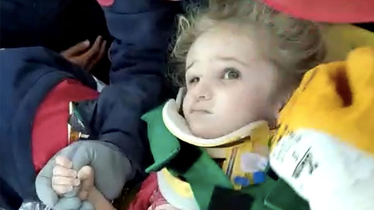 Rescatada con vida una niña de 3 años tres días después del terremoto de Turquía