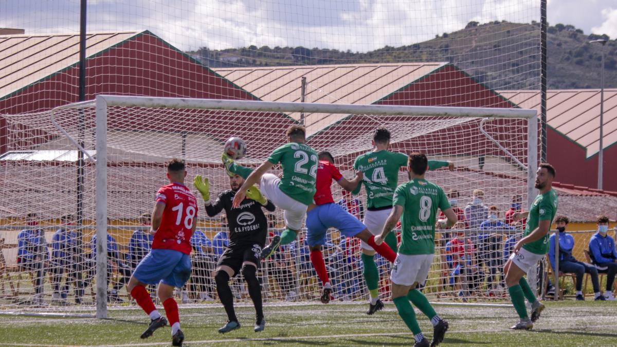 Suso, del Moralo, intenta despejar el balón.