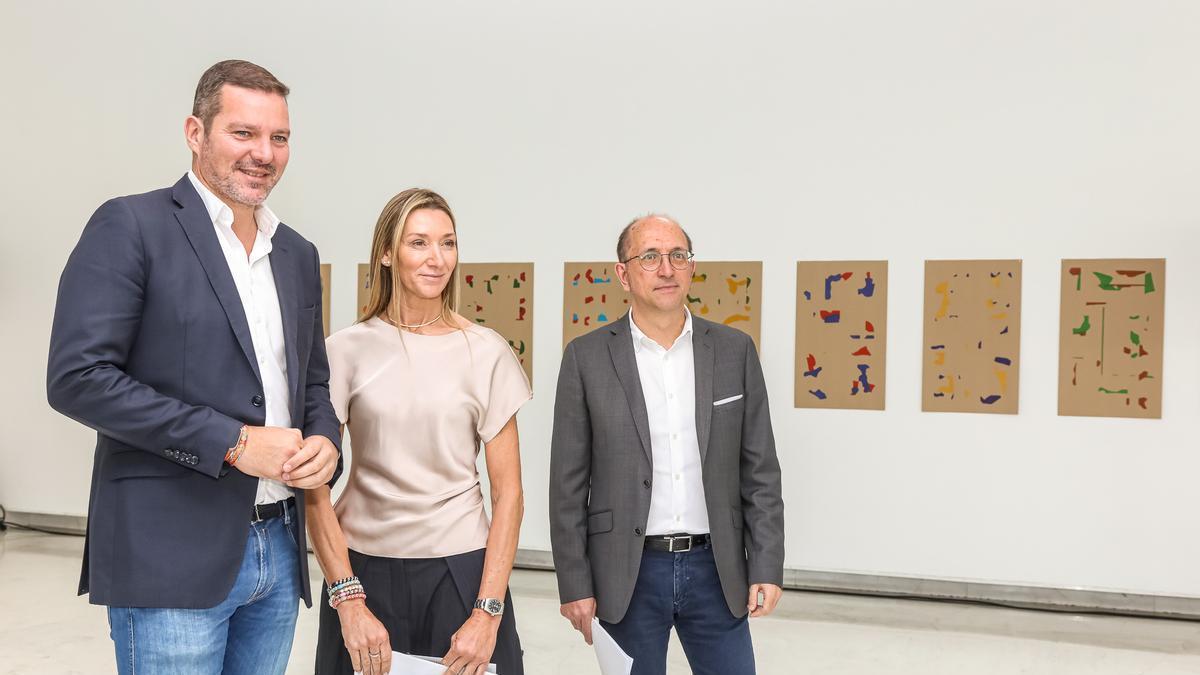 Por la izquierda, López Campos, Eva López Tarrío y Lorenzo, en el museo compostelano CGAC.