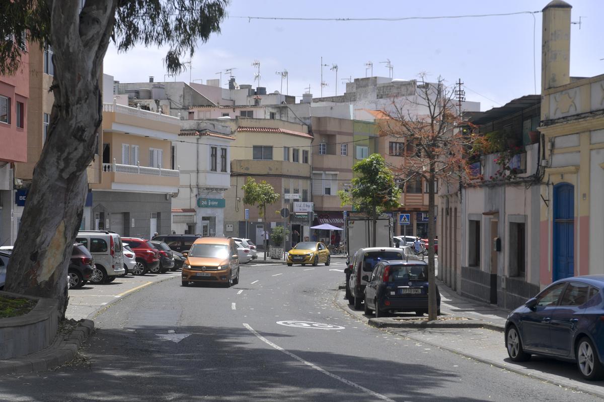 Vista de la carretera general de Tamaraceite, una de sus arterias comerciales
