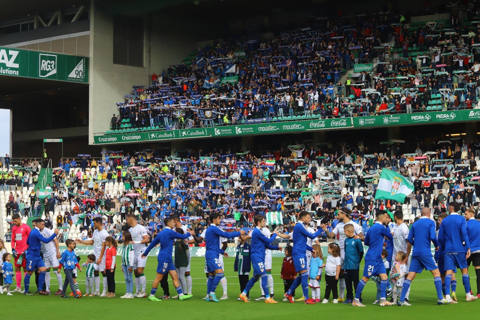 Los dos equipos se saludan ante una Preferencia en la que convivieron las aficiones de Linares y Córdoba CF.