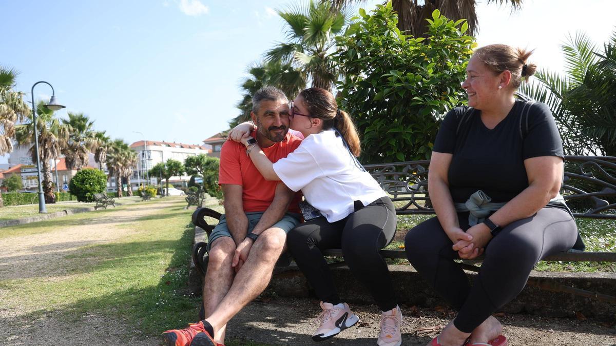 Mariña junto a sus padres en A Calzada.
