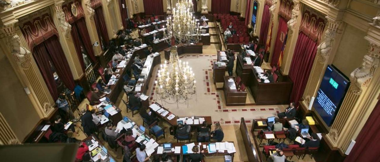 Panorámica desde arriba del salón de plenos del Parlament, donde semanalmente se debaten los temas de actualidad política y se aprueban las leyes.