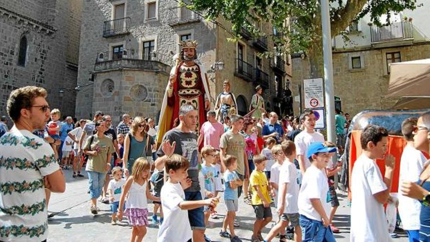 La cercavila dels gegants va reunir un públic majoritàriament familiar