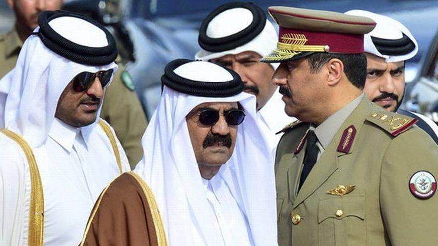 El emir de Catar abdica en el príncipe heredero Tamim bin Hamad al Zani