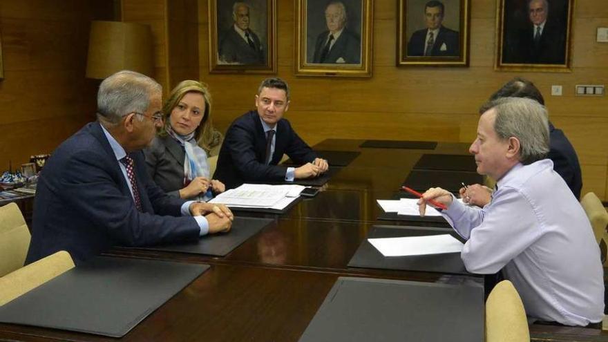 Elena Muñoz y Miguel Fidalgo en su reunión con José García Costas y representantes de la Cámara.
