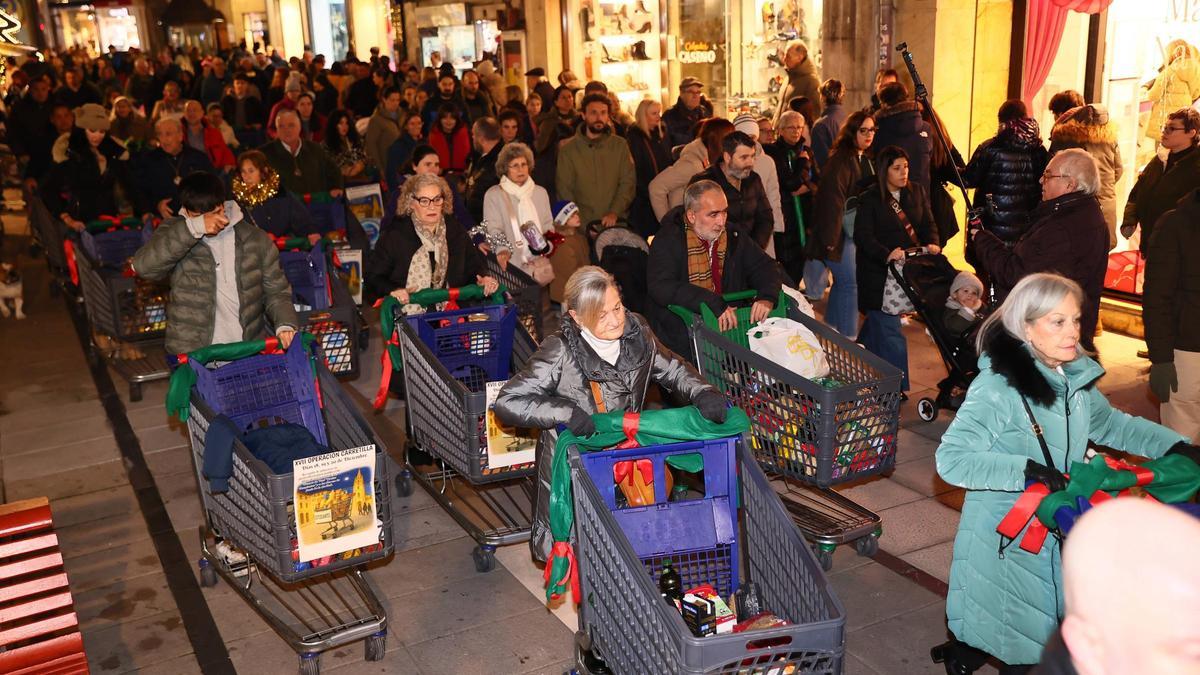 Quince toneladas de comida en carros: así es la "Operación Carretilla", la procesión navideña de la hermandad de los Estudiantes