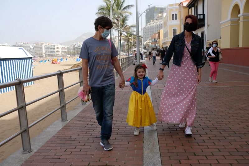 Día de playa y disfraces en un martes de carnaval atípico